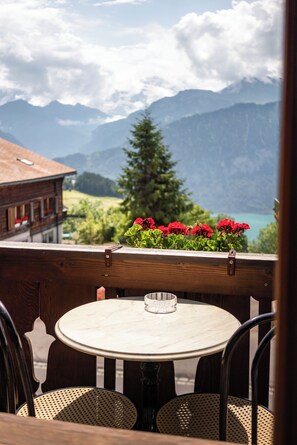 Outdoor dining - SUNGALOW Beatenberg- Panoramic Vintage-Chic Chalet with Gourmet Kitchen (Beatenberg)