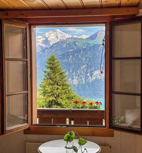 SUNGALOW Beatenberg- Panoramic Vintage-Chic Chalet with Gourmet Kitchen