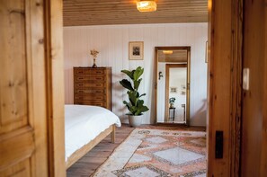 2 bedrooms, travel crib, free WiFi, bed sheets - SUNGALOW Beatenberg- Panoramic Vintage-Chic Chalet with Gourmet Kitchen (Beatenberg)