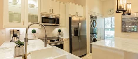 Jääkaappi, mikroaaltouuni, astianpesukone, kahvin-/teenkeitin