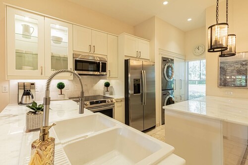 Greenlinks/Lely Condo-1st flr,end unit,Bldg.100/3BR,3BA ensuites/Upscale,Newly Renovated w/lk view