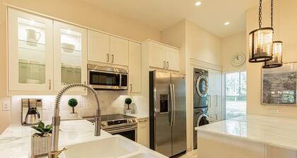 Greenlinks/Lely Condo-1st flr,end unit,Bldg.100/3BR,3BA ensuites/Upscale,Newly Renovated w/lk view