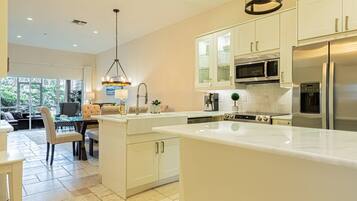 Frigorífico, microondas, lavavajillas y cafetera o tetera