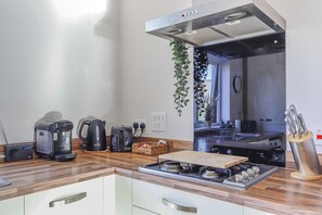 Réfrigérateur, micro-ondes, four, plaque de cuisson