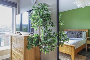 2 chambres, bureau, fer et planche à repasser, lit parapluie