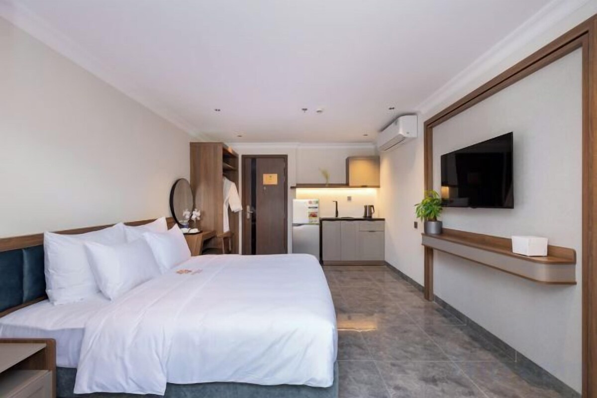 Literie de qualité, lit avec matelas à plateau-coussin, minibar, bureau