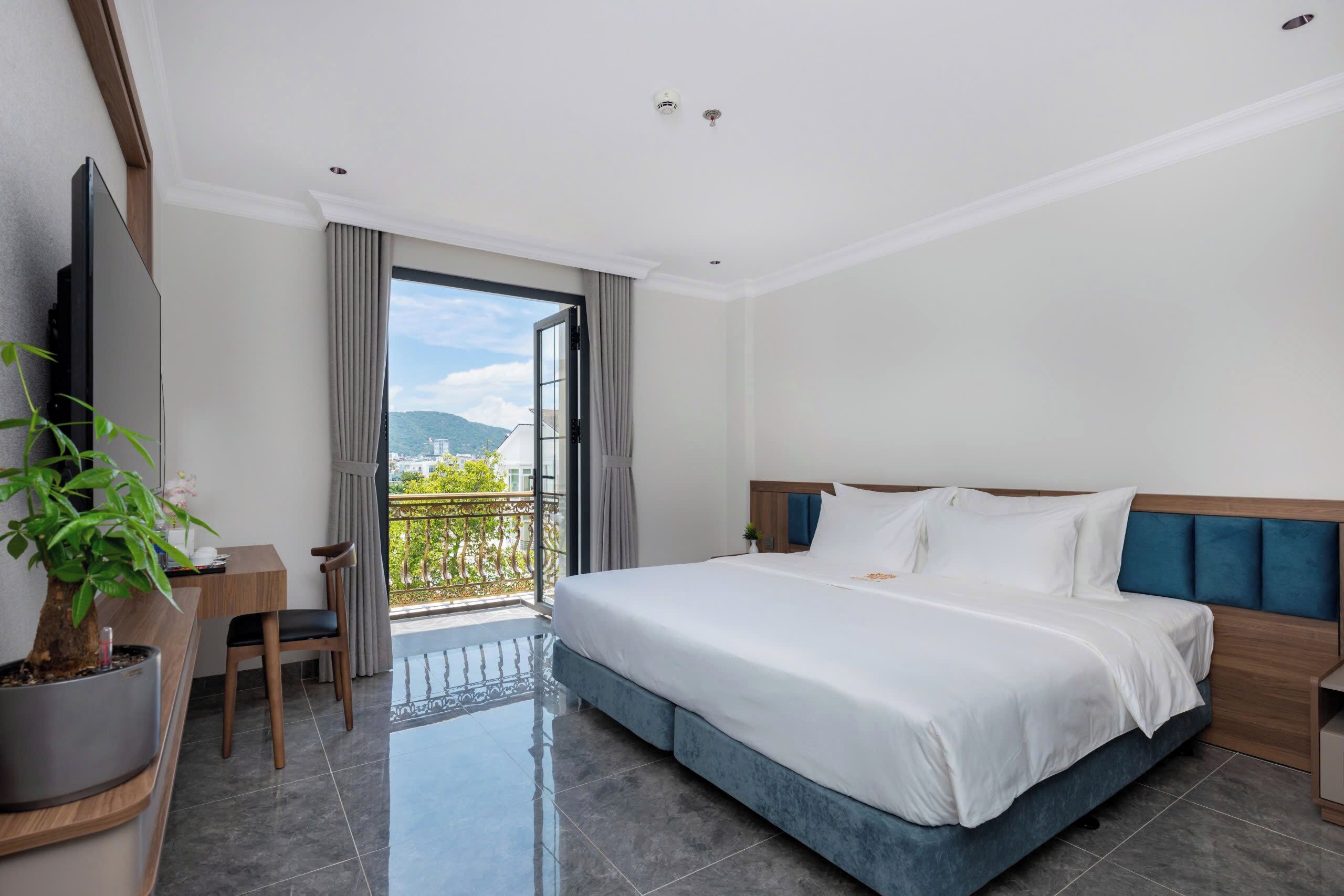 Senior Double or Twin Room | Premium bedding, pillowtop beds, minibar, desk