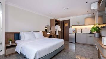 Senior-værelse med dobbeltseng eller 2 enkeltsenge | 1 soveværelse, premium-sengetøj, senge med topmadrasser, minibar