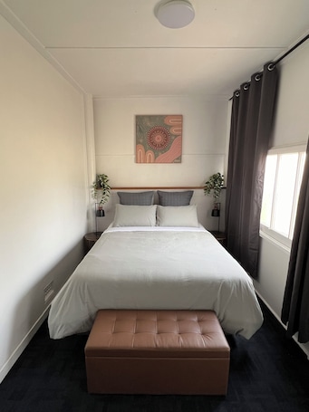 1 bedroom, WiFi, bed sheets. Snug & Cosy Unit with Relaxing Bath