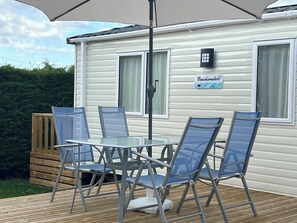 Outdoor dining - Recent top-of-the-range mobile home, very spacious Located 2km from the beach (Ouistreham)