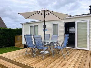 Outdoor dining - Recent top-of-the-range mobile home, very spacious Located 2km from the beach (Ouistreham)