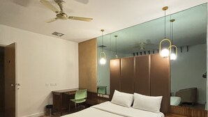 Un dormitorio moderno con una cama grande, un escritorio y una silla.