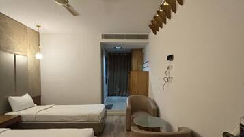 Deluxe Double or Twin Room, City View | Ruang tamu