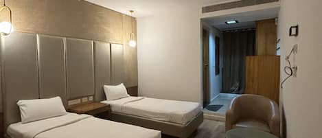 Deluxe Double or Twin Room, City View | Desk, free WiFi