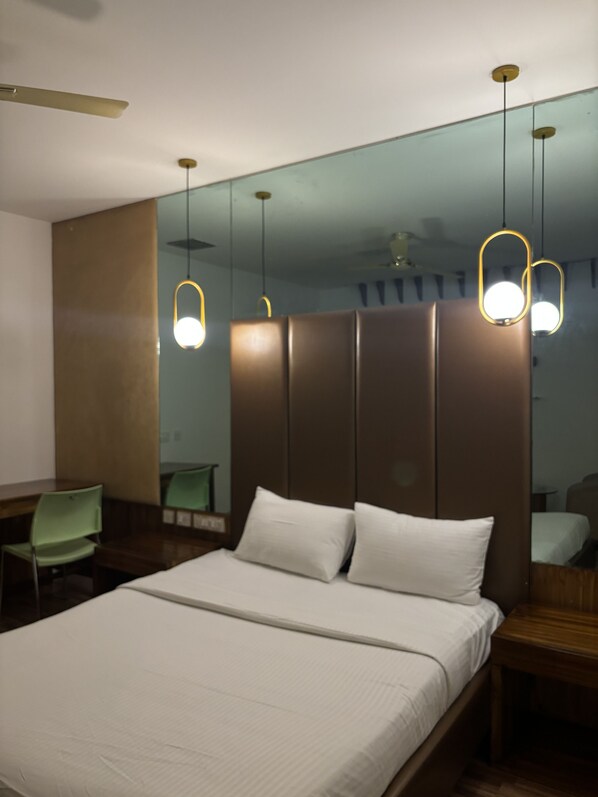 デラックス ダブルまたはツインルーム シティビュー | デスク、WiFi (無料)