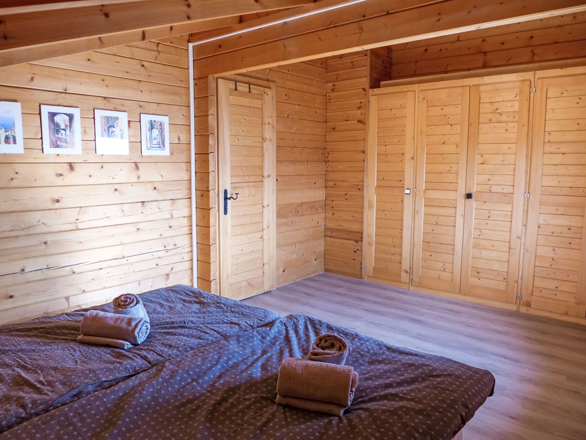 4 bedrooms, desk, internet