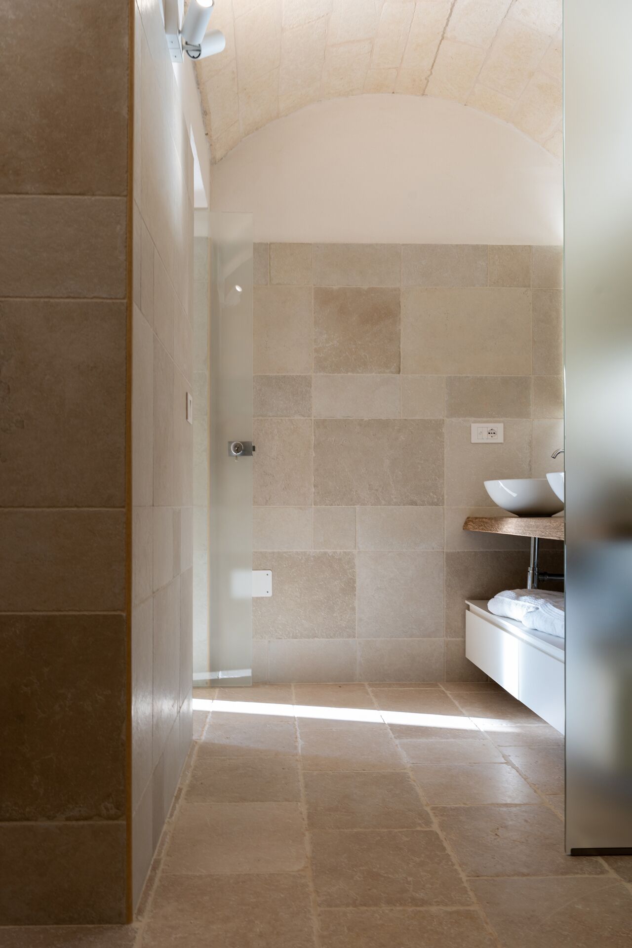 Regadera, secadora de cabello, bidet, toallas 
