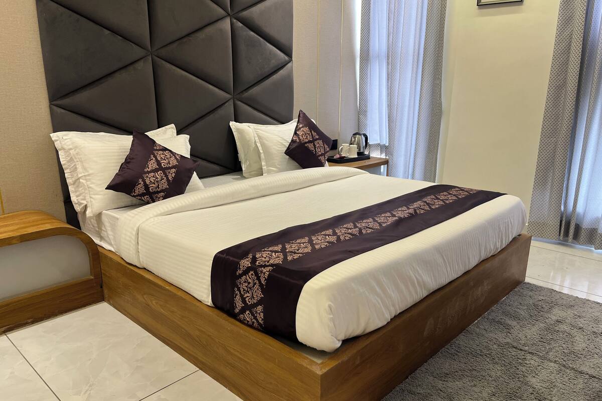 Classic Room | Meja, ruang kerja komputer riba, Wi-fi percuma, cadar katil 