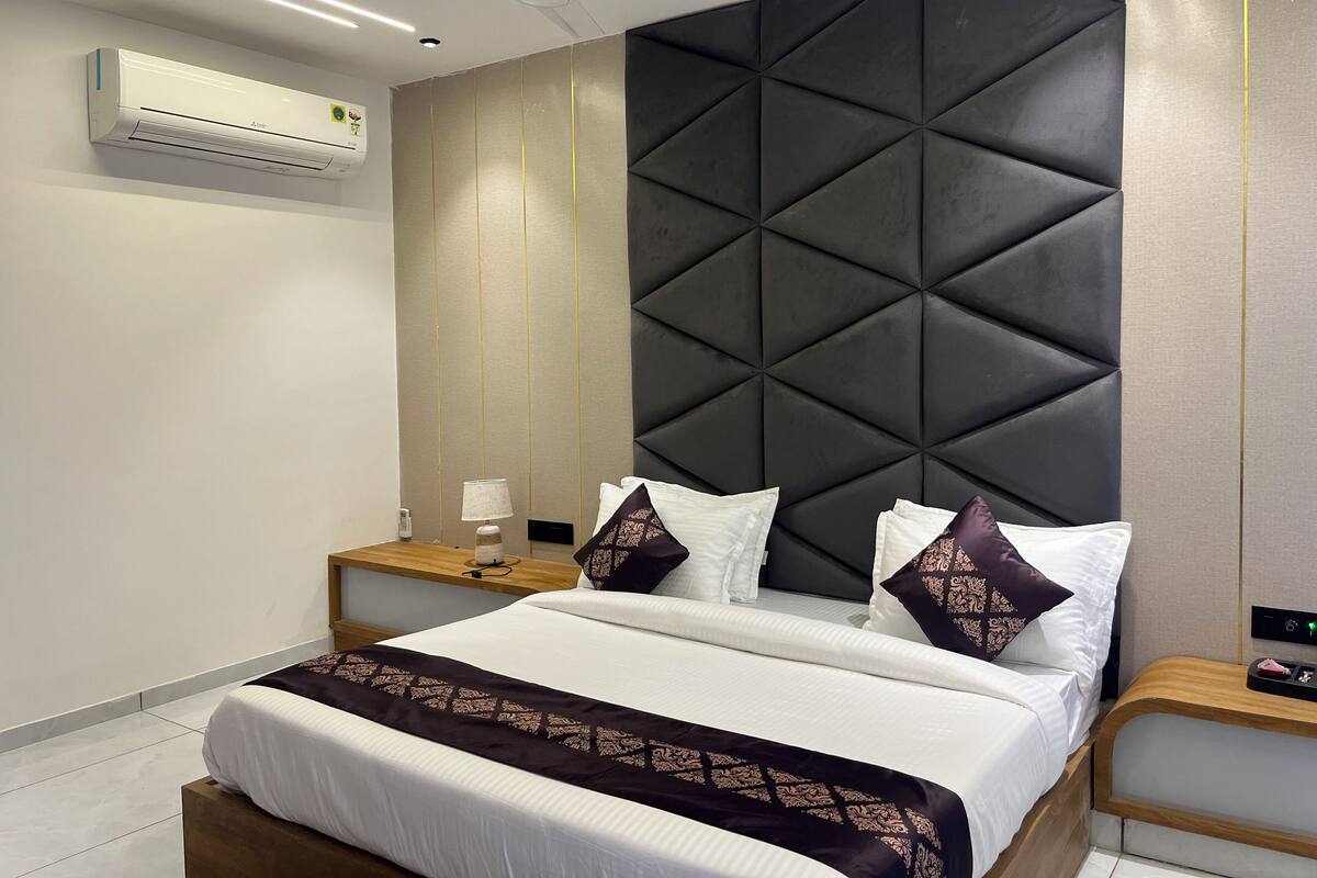 Basic Room | Meja, ruang kerja komputer riba, Wi-fi percuma, cadar katil 