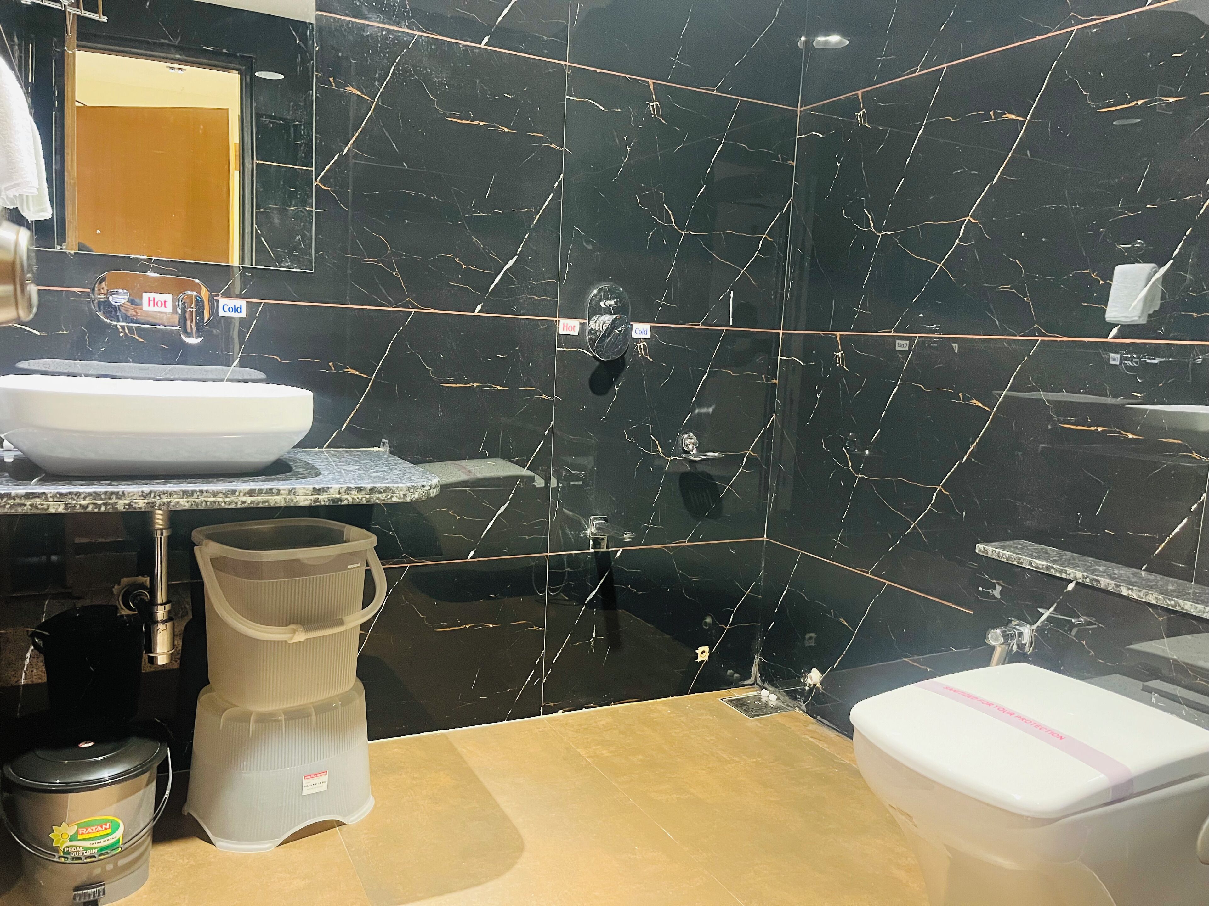 Basic Room | Bathroom | Hair dryer, slippers, towels, soap