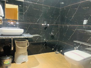 Basic-Zimmer | Badezimmer | Haartrockner, Hausschuhe, Handtücher, Seife