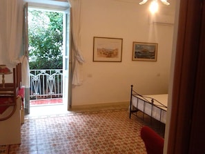 Luxury Triple Room, Balcony, Garden View | Peti besi dalam bilik, dihias secara berasingan