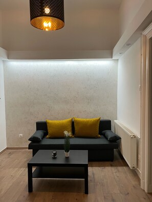 Living area - Central Location, Cozy Apartment, King Size Bed AC, Gellért Square,  (Budapest)