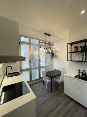 Een koelkast, een microgolfoven, een oven, een kookplaat