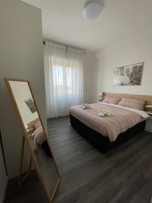 1 slaapkamer, een strijkplank/strijkijzer, gratis wifi, beddengoed