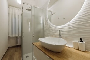 Douche, sèche-cheveux, bidet, serviettes fournies