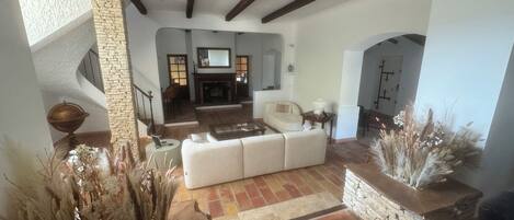 Télévision, cheminée