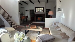 Smart TV, fireplace - Lovely Mas provençal on the route de Pagnol. Sleeps 10/12. (Marseille)