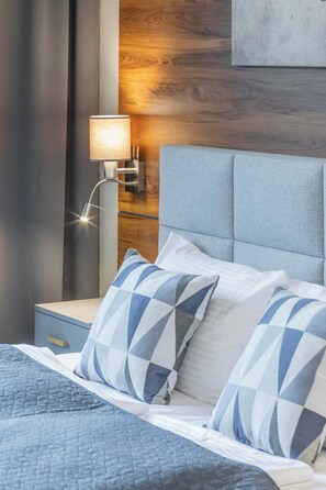 1 bedroom, bed sheets - Park Apartament Mariacka by Renters (Szczecin)