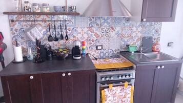 Frigorifero, forno, piano cottura, pentole/stoviglie/utensili