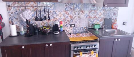 Fridge, oven, stovetop, cookware/dishes/utensils