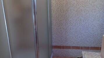 Doccia, bidet, carta igienica