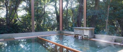 Deluxe Villa, Non Smoking | Bathroom | Separate tub and shower, free toiletries, hair dryer, slippers