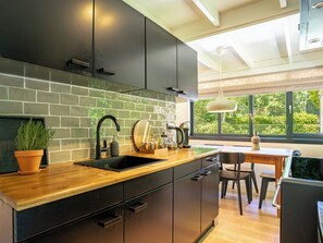 Grille-pain, chaise haute, tables à manger