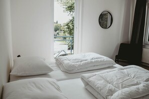 6 bedrooms, travel crib, WiFi