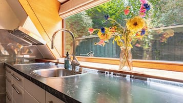 Kühlschrank, Hochstuhl, Esstisch