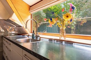 Een koelkast, een kinderstoel, een eettafel