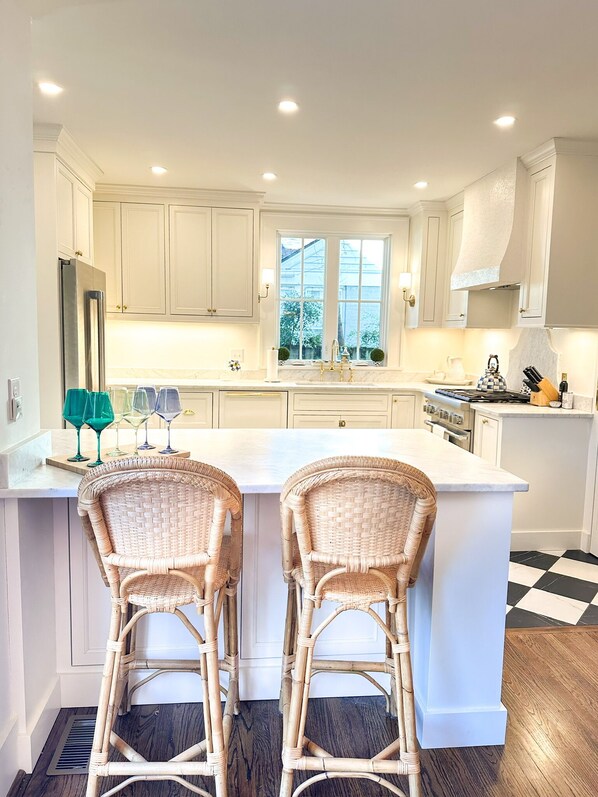 Microondas, horno, placa de cocina y lavavajillas