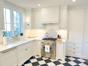 Microwave, oven, stovetop, dishwasher - Masters on Monte Sano- charming southern home, less than 2 miles from course (Augusta)