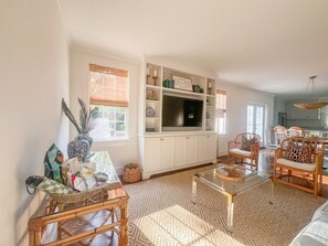 Una televisión, una chimenea