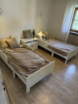 Room - Geräumigen und Modernen 4. Zi Ferienwohnung, Erweiterbar auf 5 Zi (Bad Aibling)
