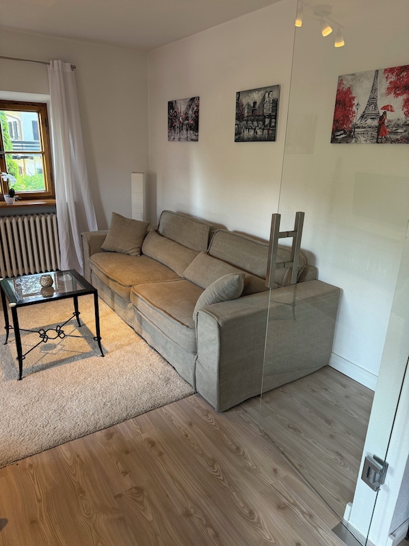 Living area - Geräumigen und Modernen 4. Zi Ferienwohnung, Erweiterbar auf 5 Zi (Bad Aibling)