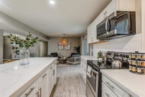 Fridge, microwave, oven, stovetop - Cactus Jack! Heated Pool, Putting Green (Scottsdale)