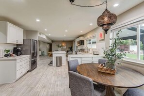 Fridge, microwave, oven, stovetop - Cactus Jack! Heated Pool, Putting Green (Scottsdale)