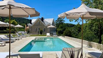 Utendørsbasseng, bassengparasoller og solsenger