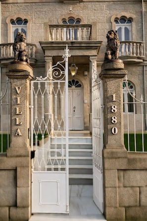 Fachada de la propiedad